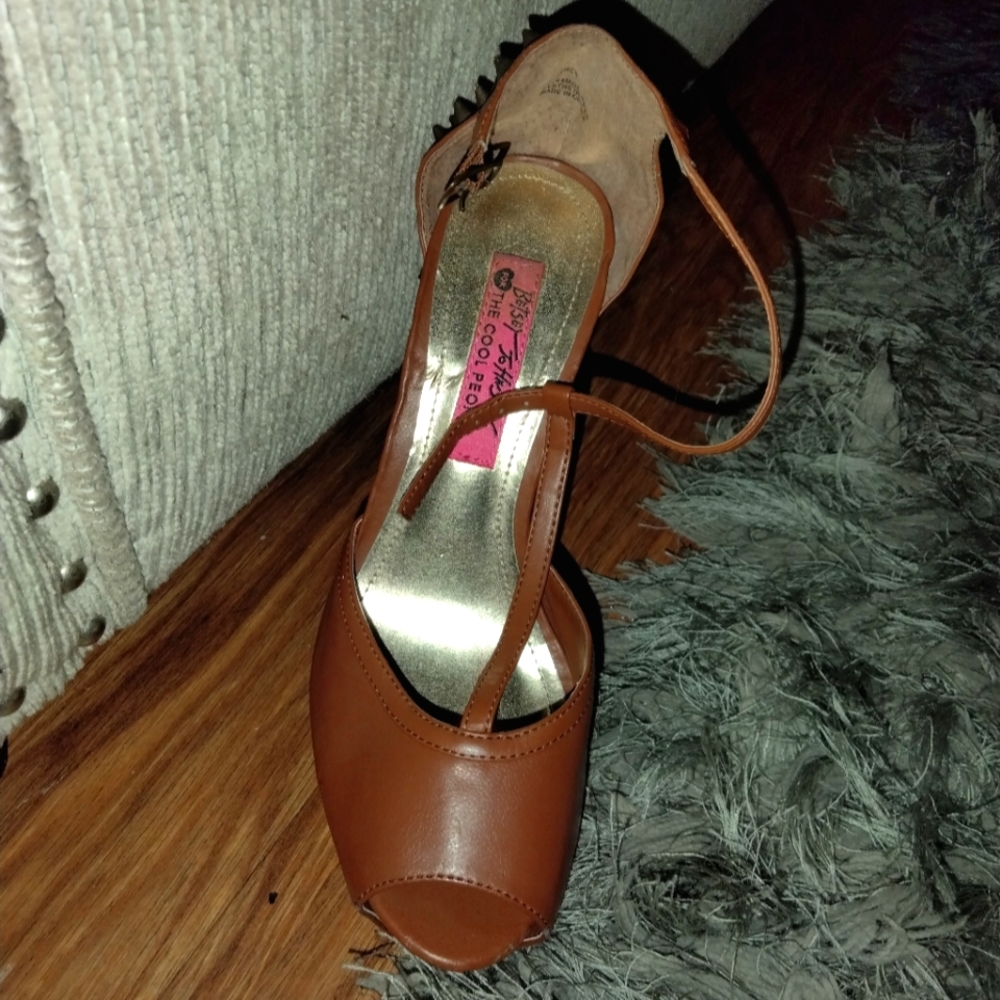 Heels - Picture 2 of 3